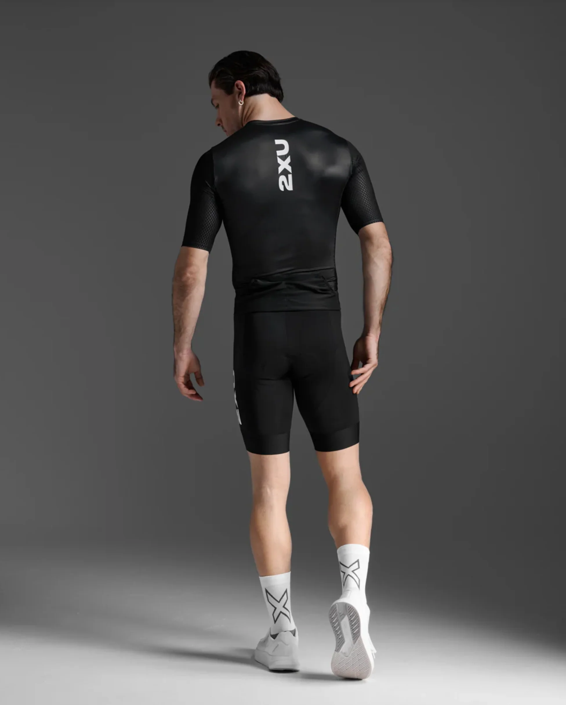2XU Aero Hex Tri Sleeved Top (Mens) Black/White - Image 2