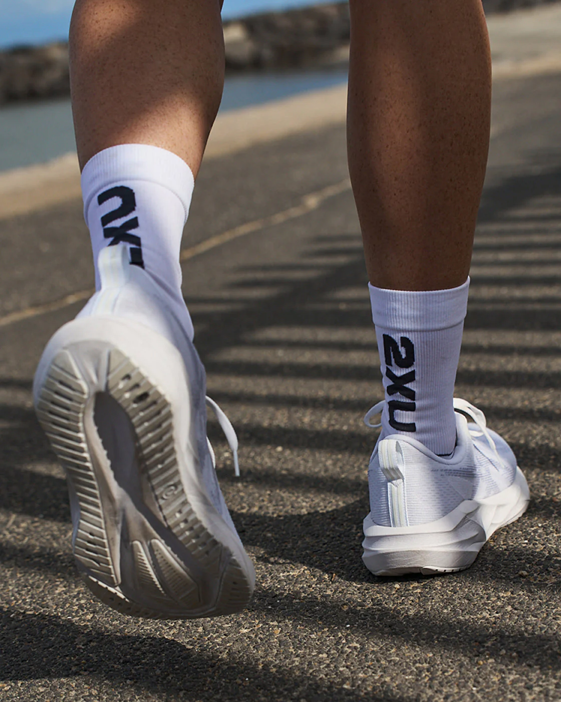 2XU Vectr Cushion Crew Surf/White Sock - Image 3